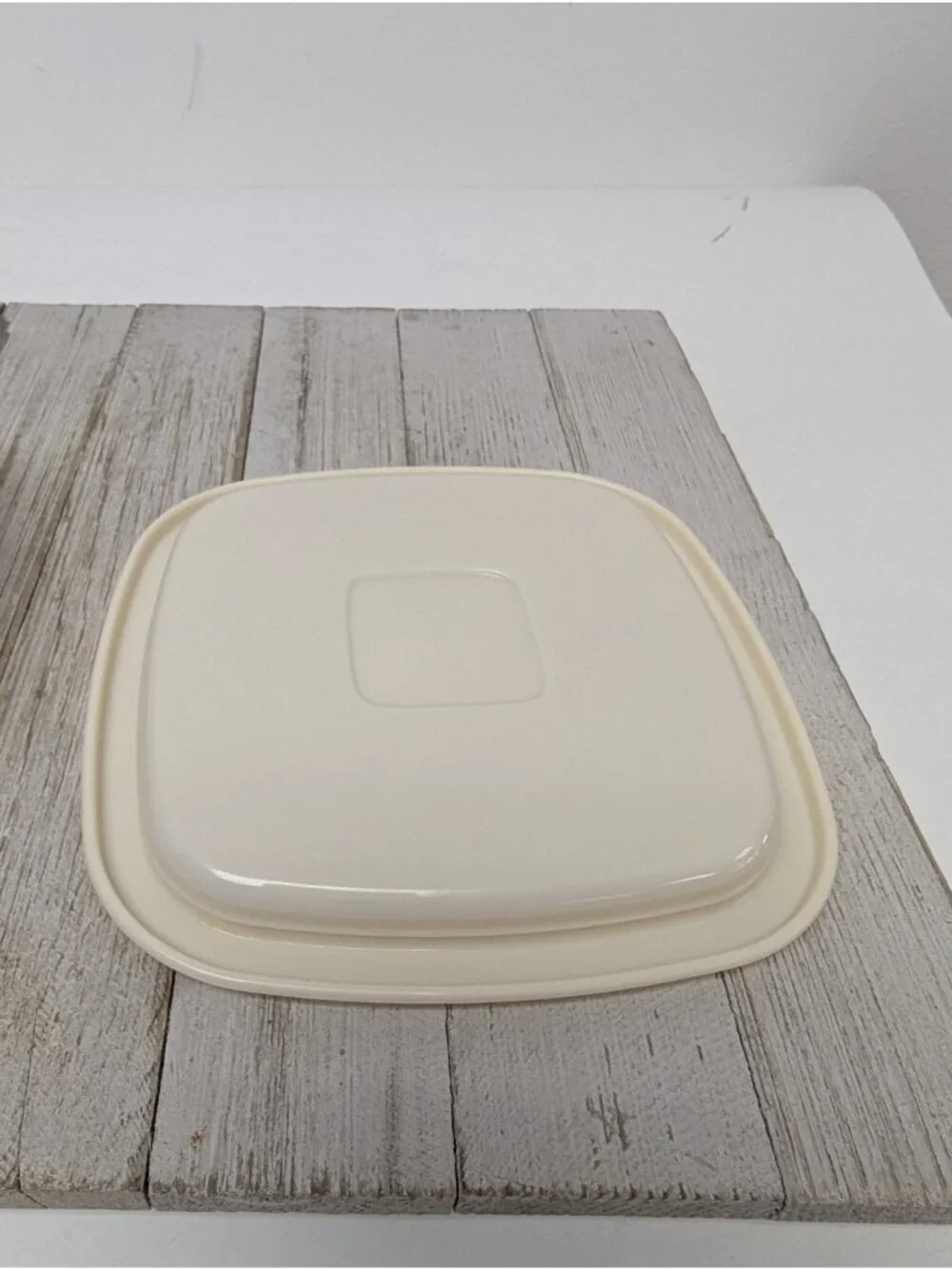Rubbermaid 2 Cup Storage Container #2243 Square Servin Saver Almond Excellent